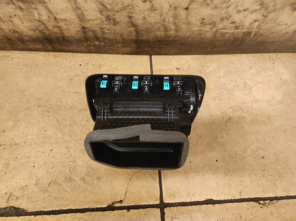 фото №8, Решётка обдув панели консоли правая explorer vi 6