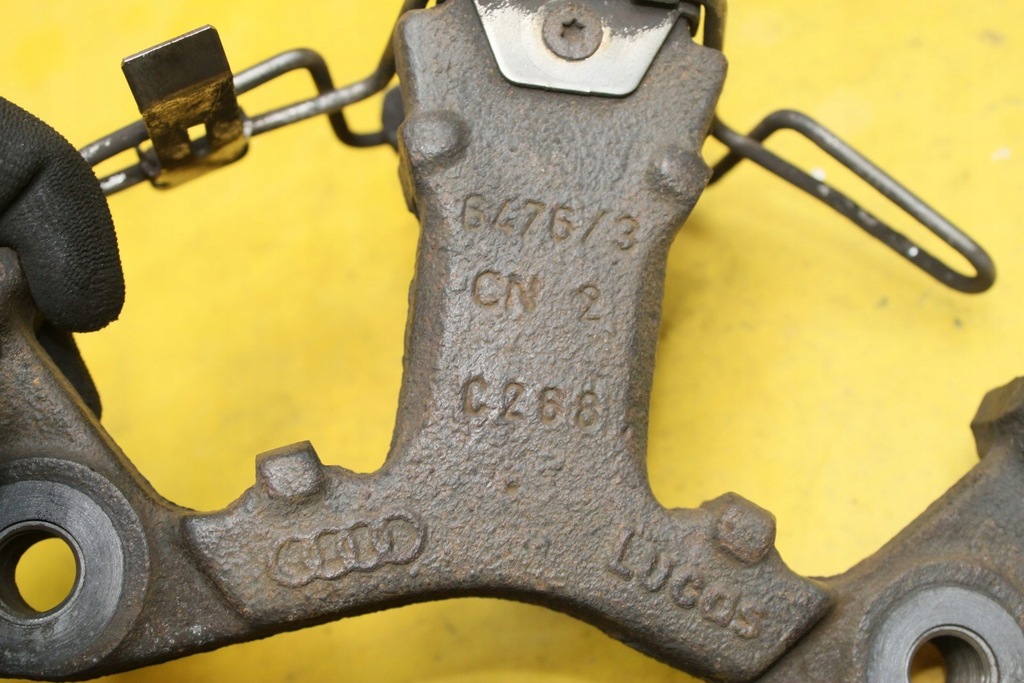 фото №6, Скоба пружини кронштейн супорт правий перед phaeton c288 8476/3