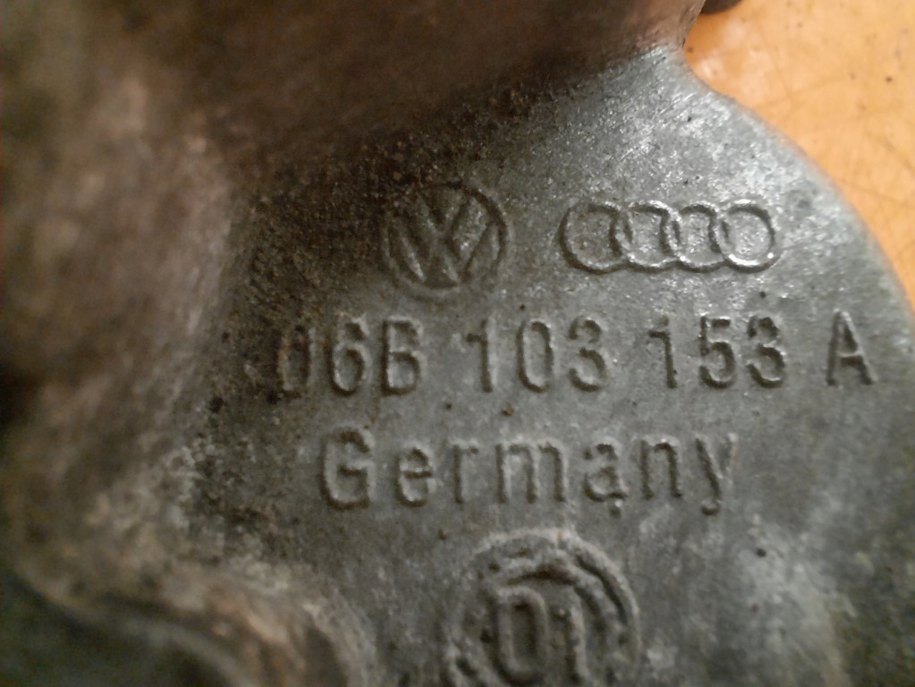 Audi a4 b6 2.0b 00-05 корпус сальник вала 06b103153a alt Недорого