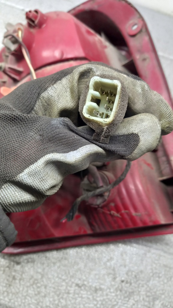 фото №6, Лампа правая задняя kia carnival ii 02r 2.9td