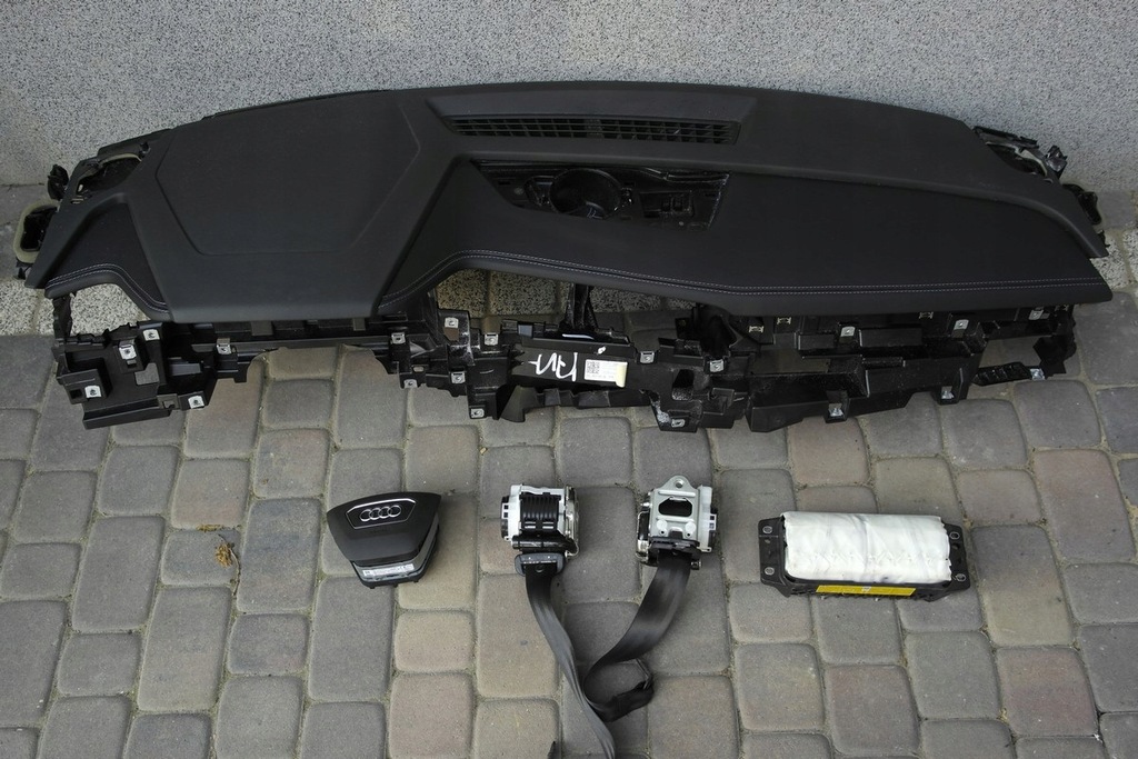 фото №1, Audi e-tron панель приладів pulpit панель приладів шкіра подушка безпеки ремені