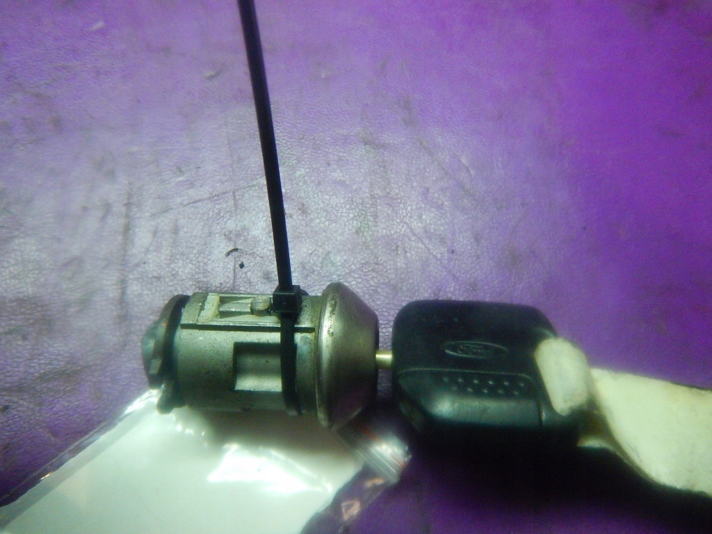 фото №1, Ford puma 97-01 вкладка замка зажигания ключ