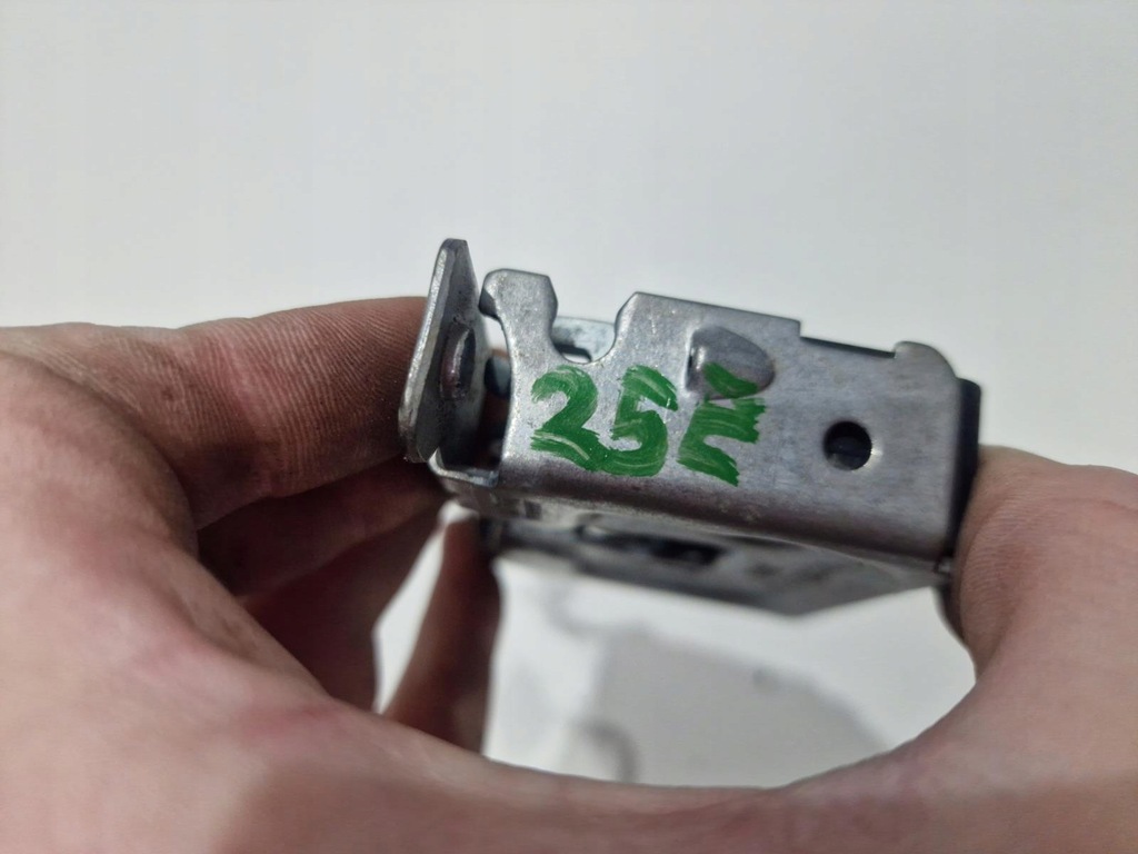 фото №8, Bmw 5 e60 e61 03-10 замок датчик капот перед