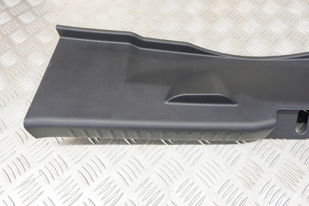 фото №9, Молдинг декоративная багажника toyota yaris _p21_ 64716k0020 1.5l hybrid 85kw