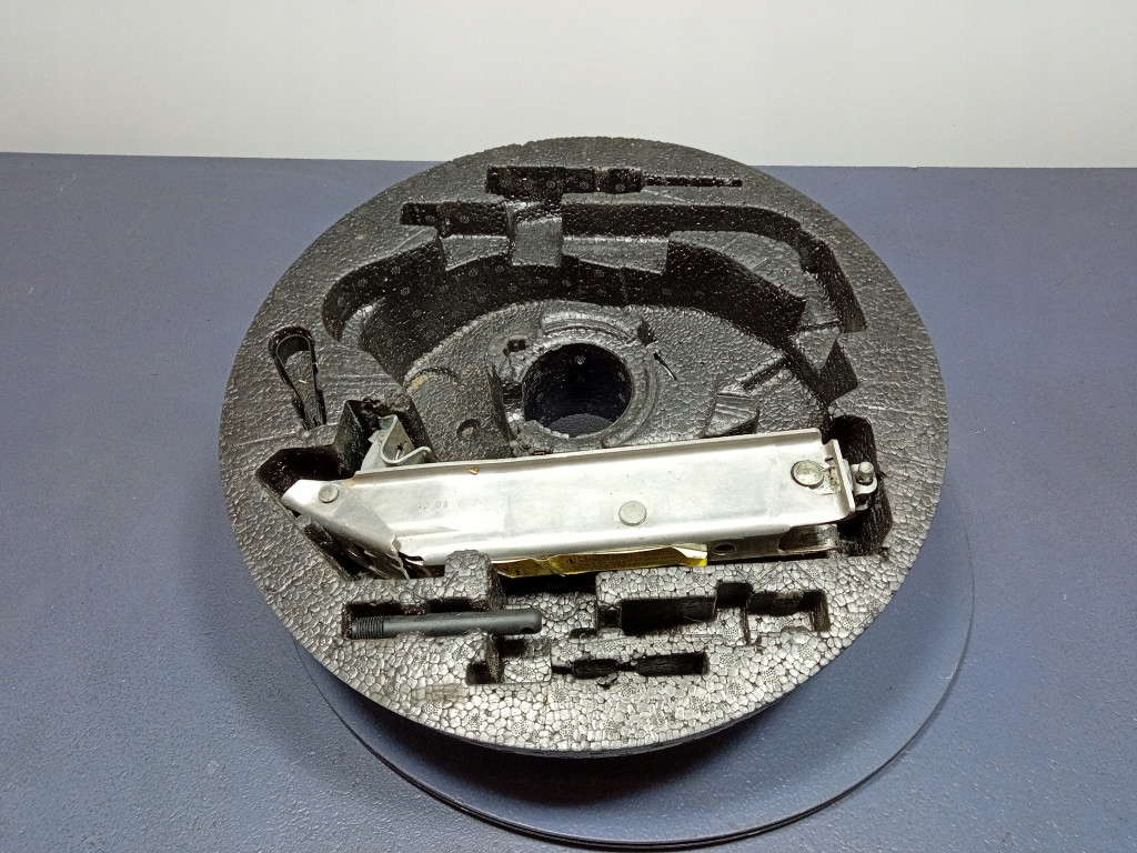 фото №1, Audi a4 b6 вкладыш корзина колеса запасного 8e9012109b