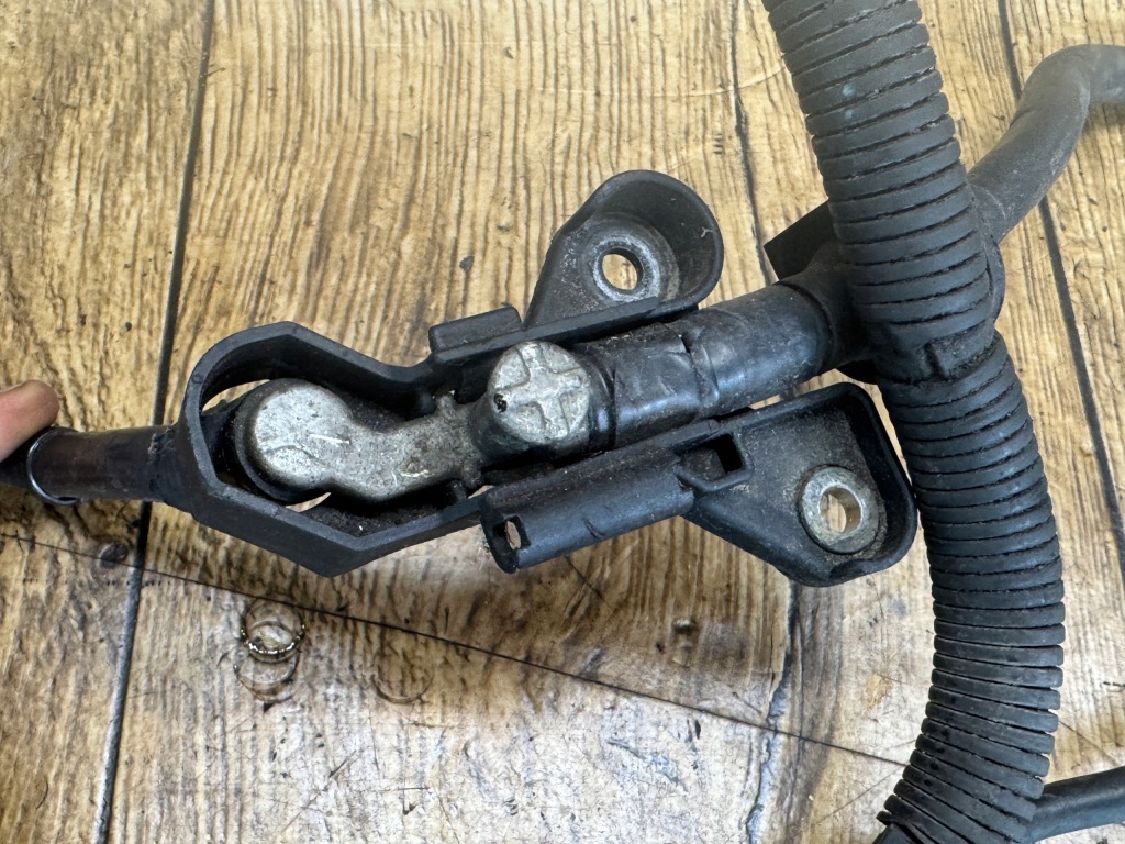 Audi a6 c6 шланг клема плюсова акумулятор стартер 2.7 3.0 tdi Ціна