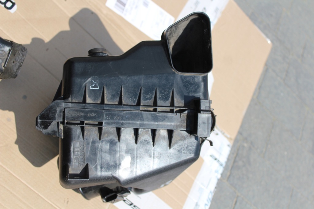 Корпус фільтра повітря витратомір avensis t27 2.0 d4d Оригінал