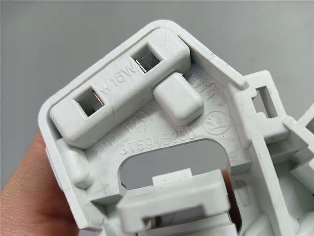 фото №9, 3t5945260 вкладыш лампы крышки superb ii sedan правый