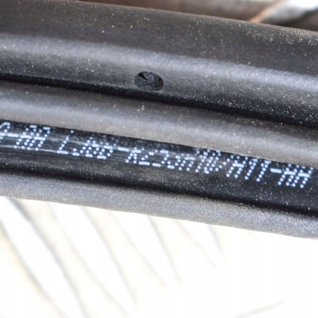 фото №7, Ford mustang mach-e 2022 права сторона гумовий прокладка двері задніх