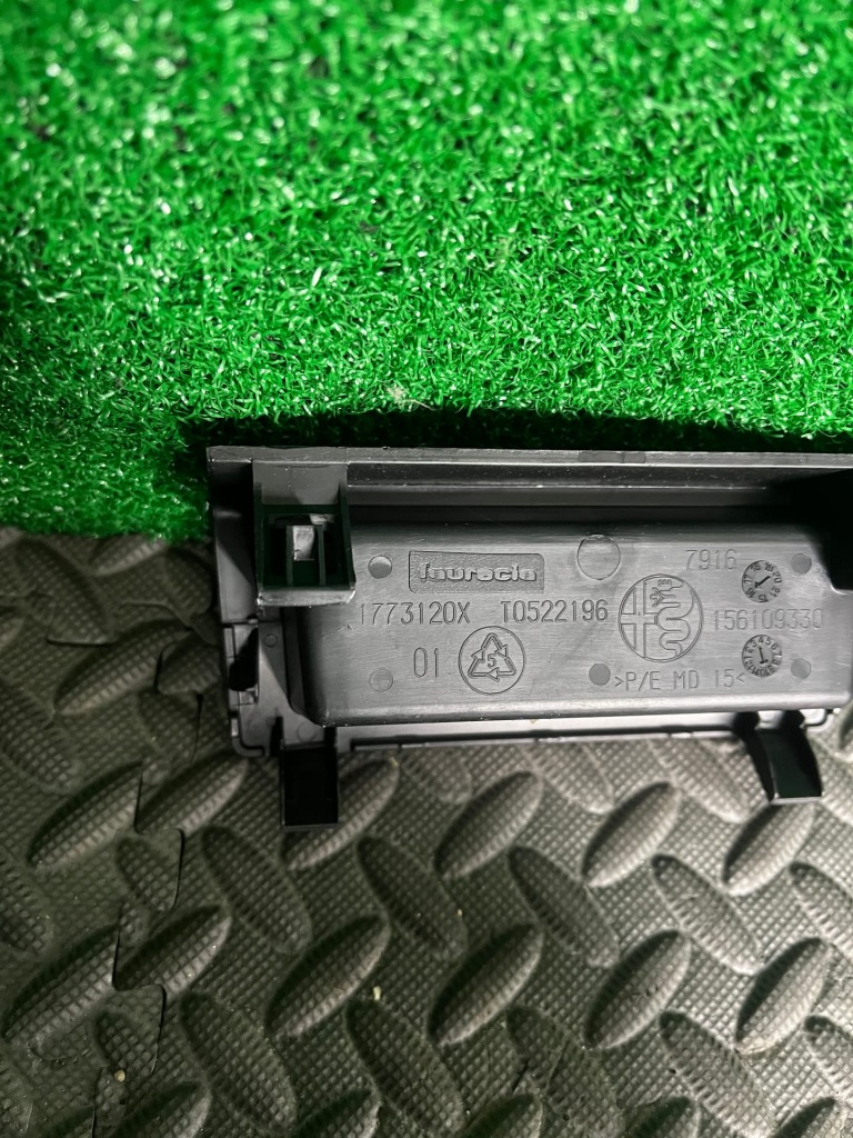 Захист бардачка підлокітник alfa giulia quadrifoglio 156109330 Недорого