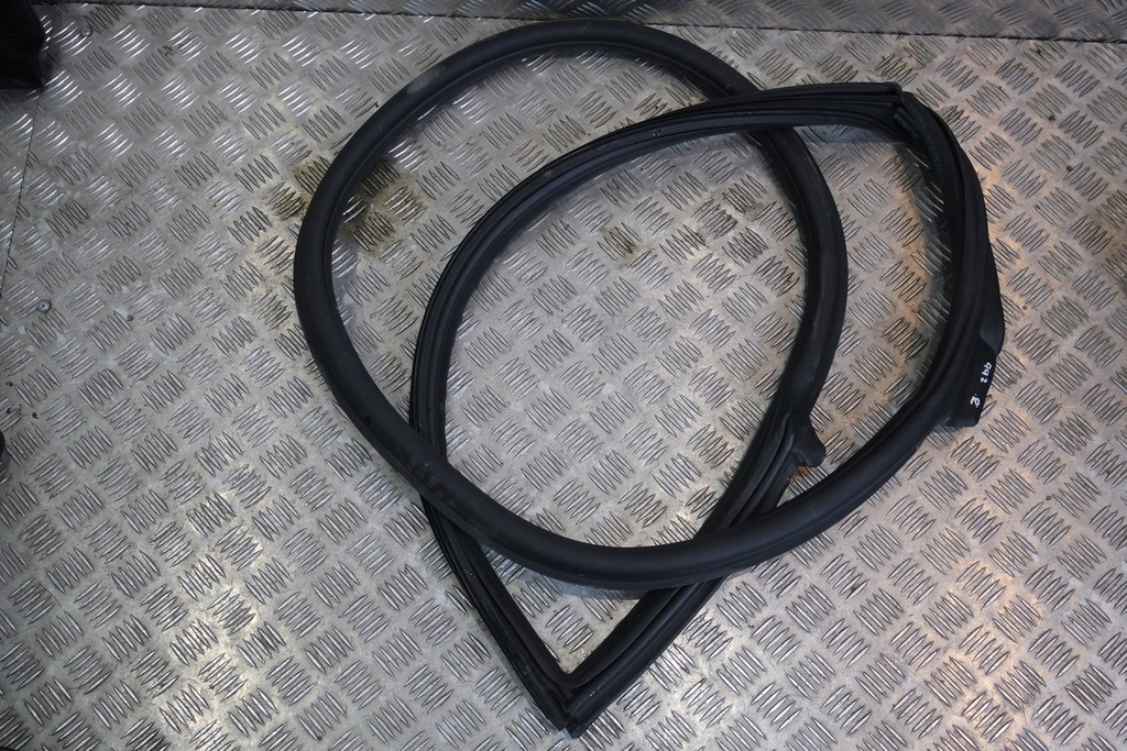 фото №1, Правая прокладка дверь coupe porsche 992 992831704e