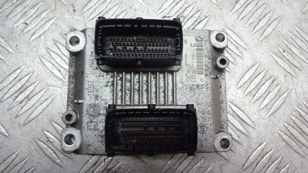 Купить Блок управления двигателя alfa romeo 147 1.6 0261206715