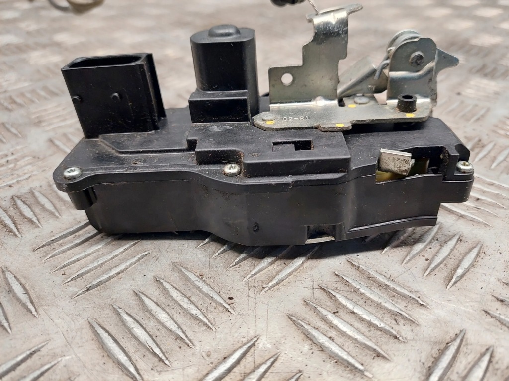 Tesla model s 600891200b перед сторона права замки Ціна