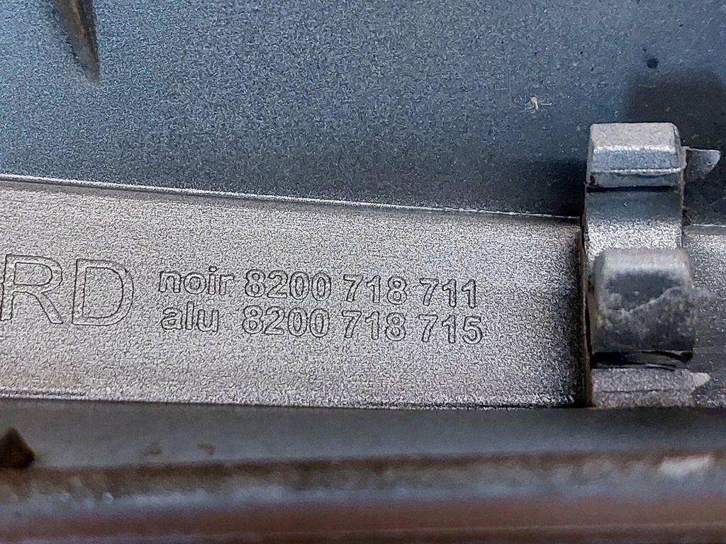 фото №7, Захист заглушка рейлінг правий задня renault clio iii 8200718711