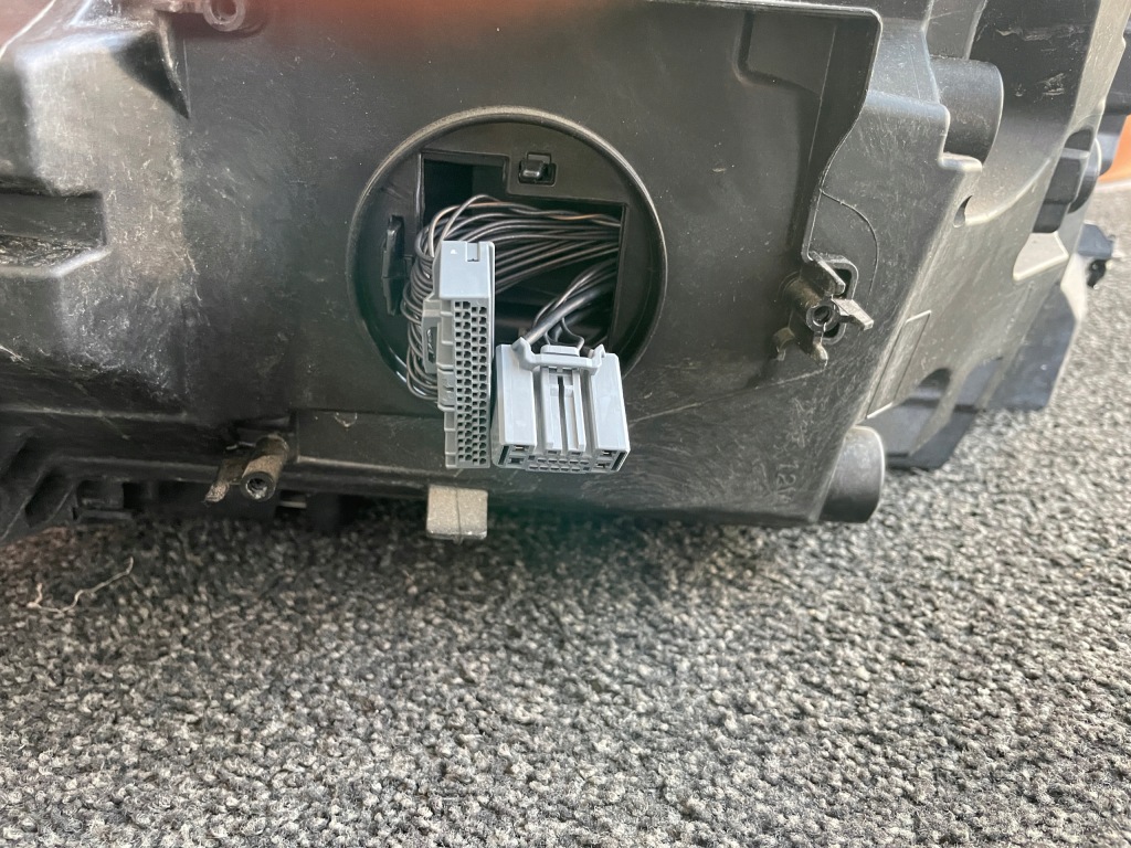 Volvo xc60 2 рестайлинг  фара правый  full led 22r 32338981 uk с Разборки