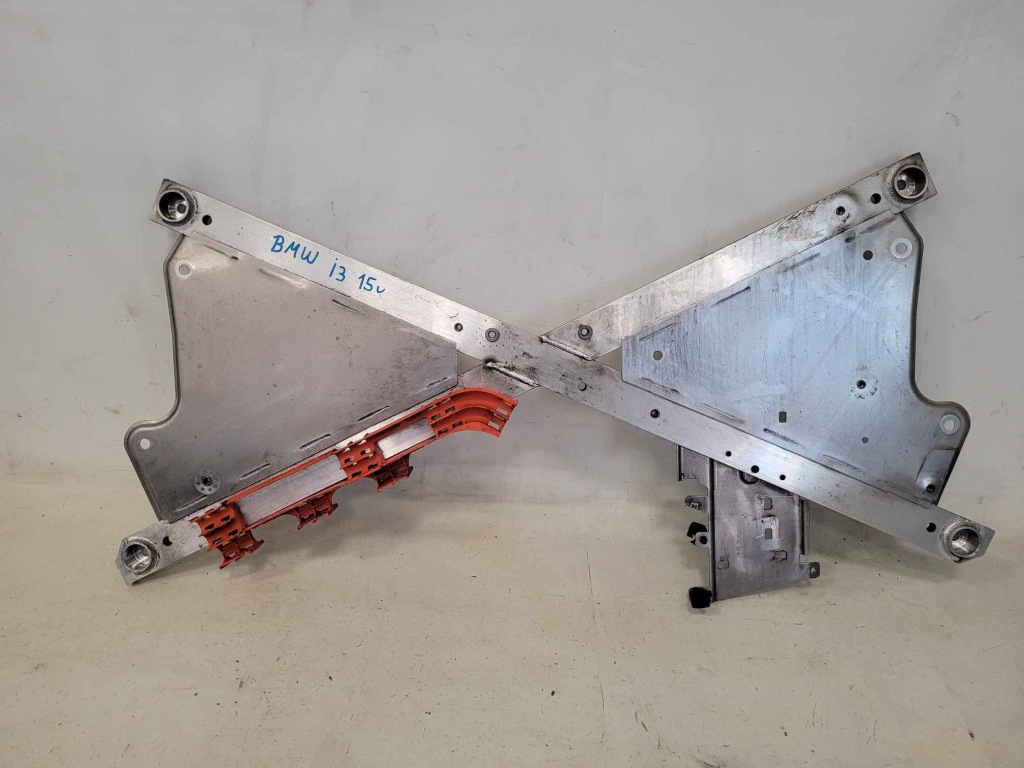 фото №1, Кронштейн кронштейн задняя подрамник балка bmw i3 9269846