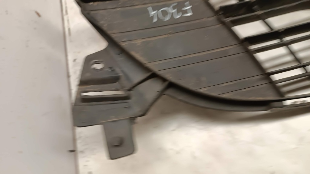 Решётка бампера средняя перед renault megane iii 622540001r Цена