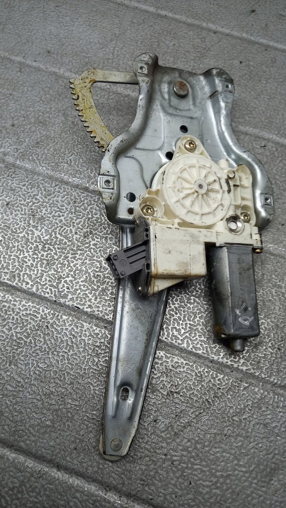 фото №1, Подъемник правый задняя toyota avensis t25 04r 2.0d