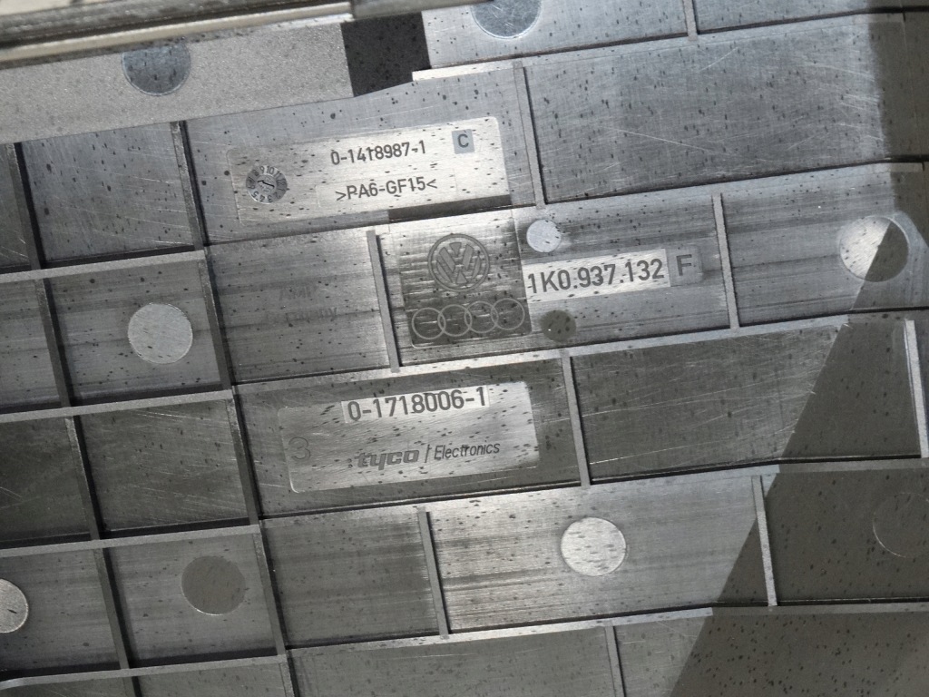 Крышка предохранителей skoda audi vw 1k0937132f Недорого