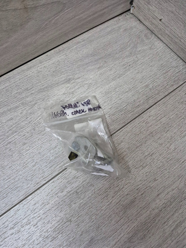 фото №1, 16684. ferrari 458 кронштейн замок дверь 85052500