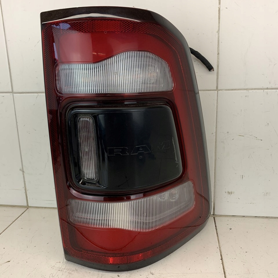 фото №1, Лампа задняя задняя правая оригинальная kpl. dodge ram v 1500 limitde 21r