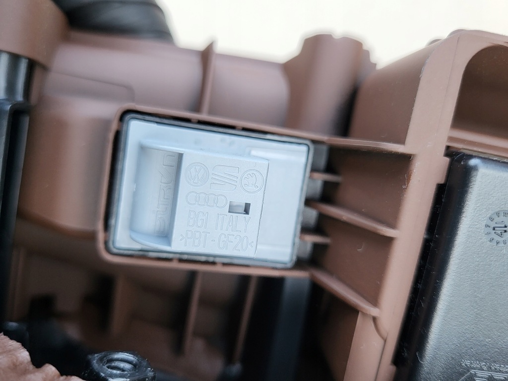 фото №10, Подлокотник обшивка переключатель стекло задний audi a6 c7 4g коричневая кожа оригинальный номер