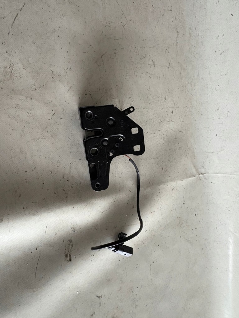 Купити Audi r8 4s замок капот 4s0823509