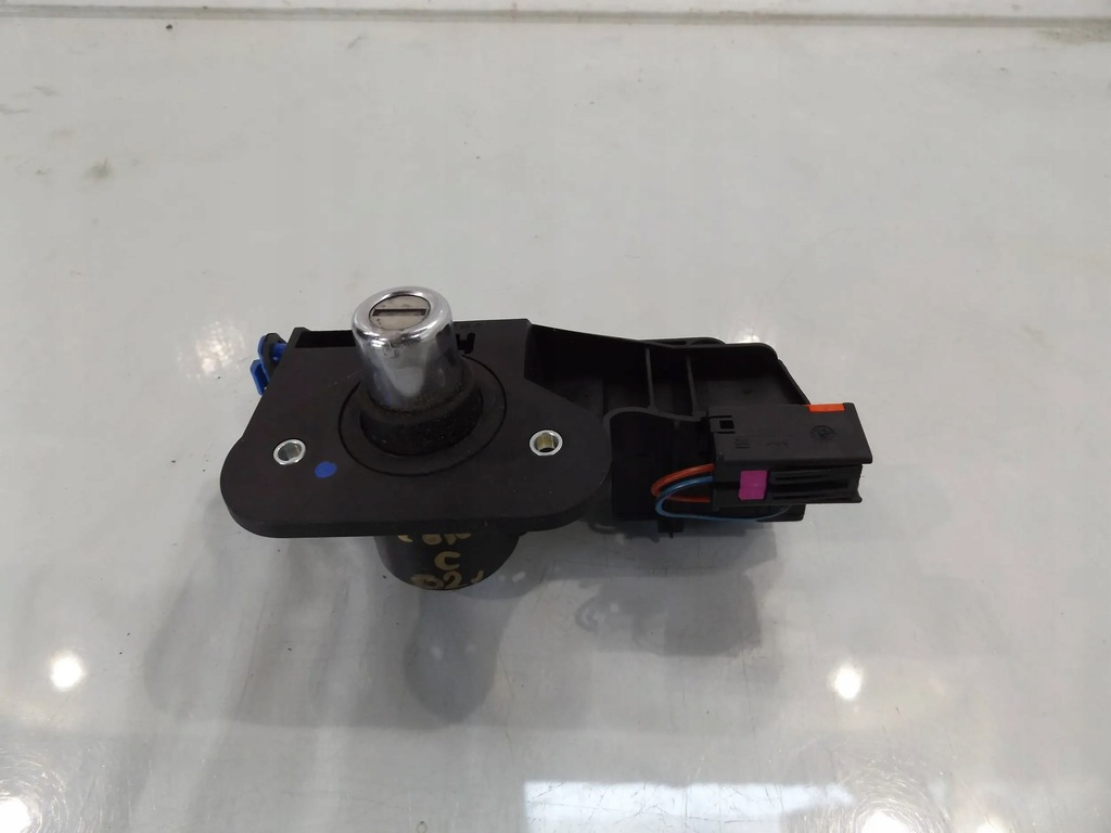 фото №1, Corsa c кнопка замка крышки багажника