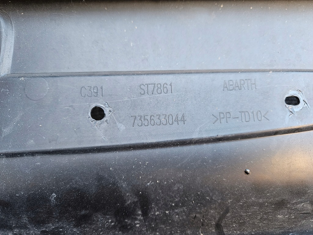 Abarth 500 595 рестайлінг  комплект решітка середня молдинг ліва права бампер перед Недорого
