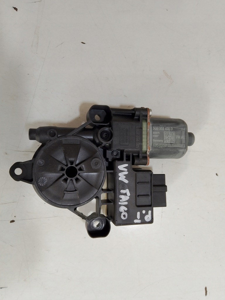 Купить Моторчик стекло правый задняя vw polo 2g 5q0959408d