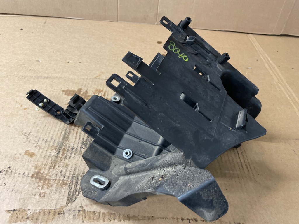 Купить Jeep grand cherokee wk2 рестайлинг  основание коробка предохранителей 68251775aa