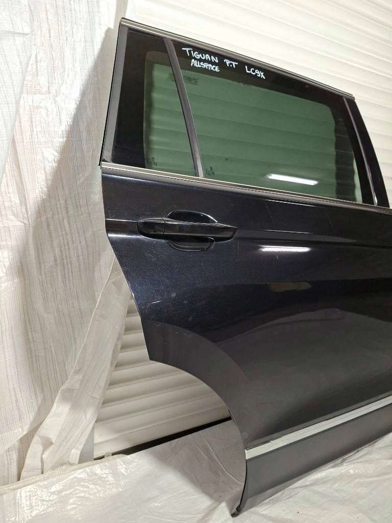 Vw tiguan allspace 2018 дверей передні задні праве  перед задні чорний lc9x Недорого