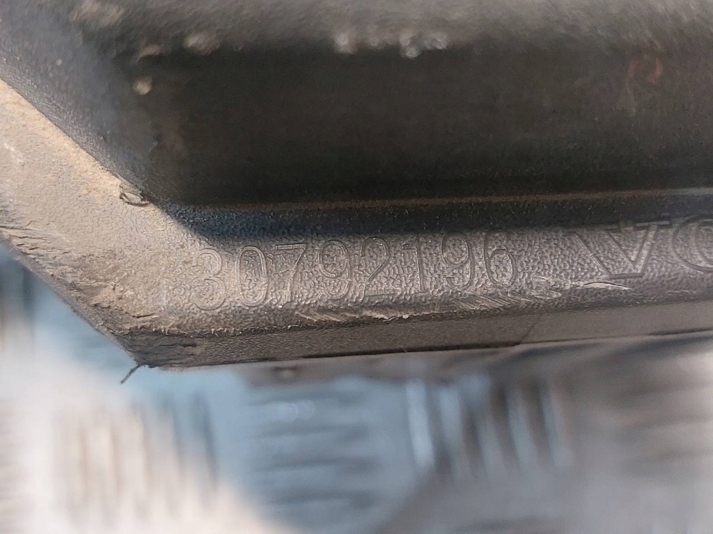 фото №8, Корпус фильтра воздуха + расходомер volvo xc60 i 2.4 d5 30792196