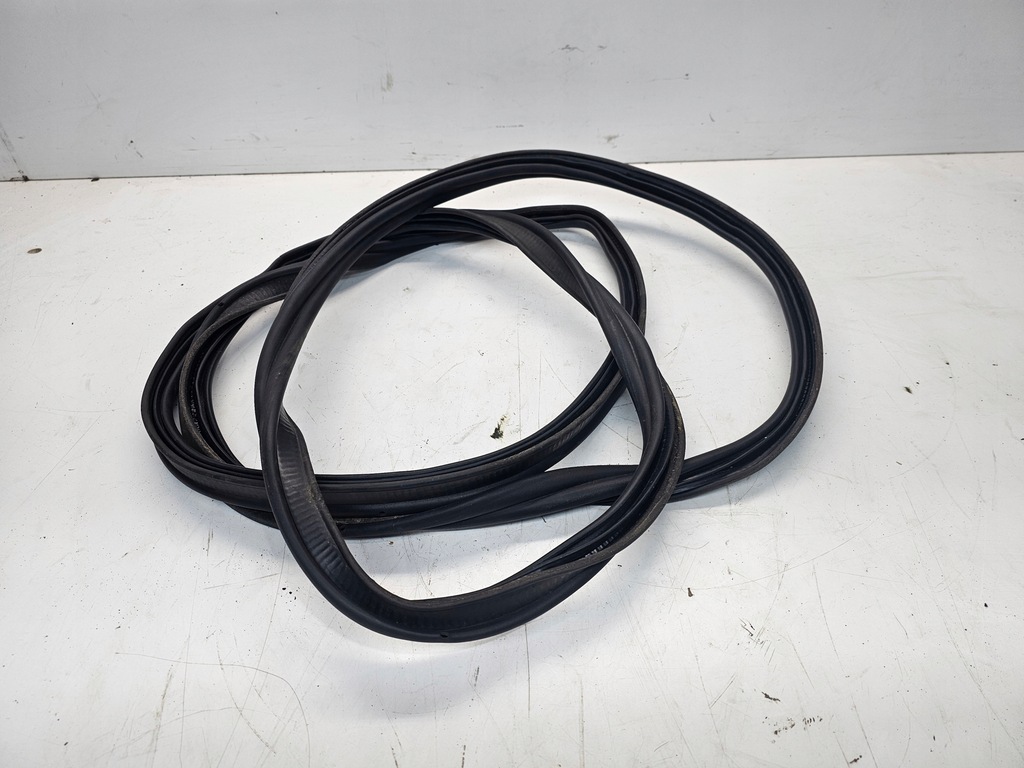 фото №1, Прокладка крышки багажника audi q3 8u 8u0827705a