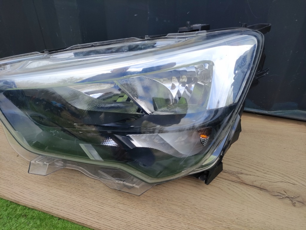 Opel combo e 18- лампа левая + правая перед Оригинал