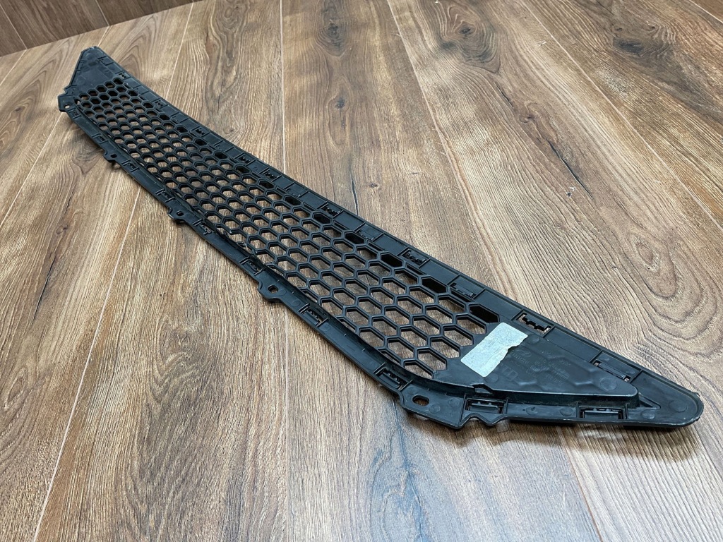 Решітка середня бампера решітка  hyundai tucson 3 2015- 86561-d7000 Недорого