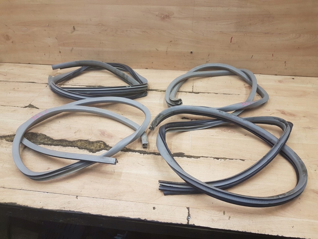 фото №1, Уплотнители дверь 4 штуки kpl mazda 323f bj lift