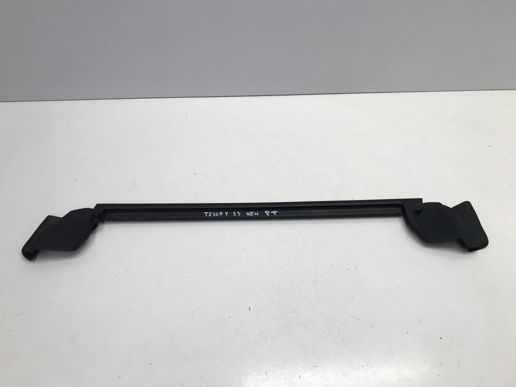 Купить Tesla model y 2023 прокладка резиновый элемент молдинг дверь правый задний  1500065-00-c