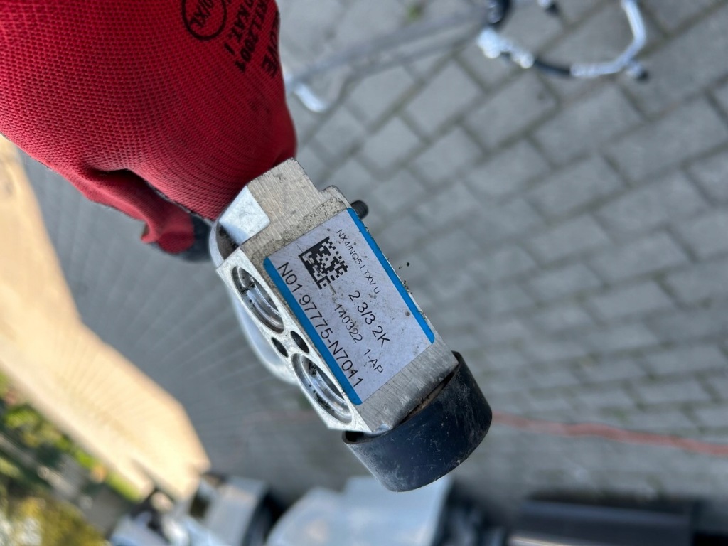 фото №2, Kia sportage 5 v 21- шланг кондиционера трубка