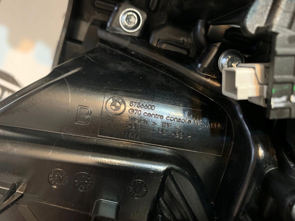 Декори накладки декоративні панелі тунель bmw 7 g70 i7 g70 карбон великий комплект в Україні