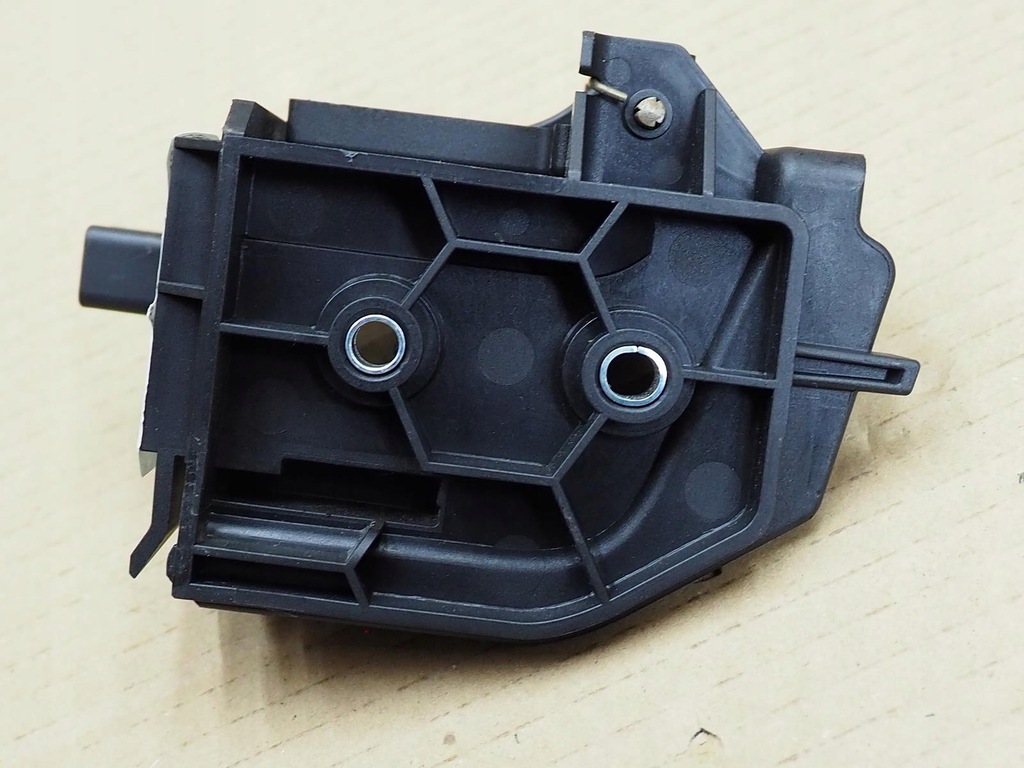 фото №12, Bmw 2 f46 gran tourer замок шторка багажника левый