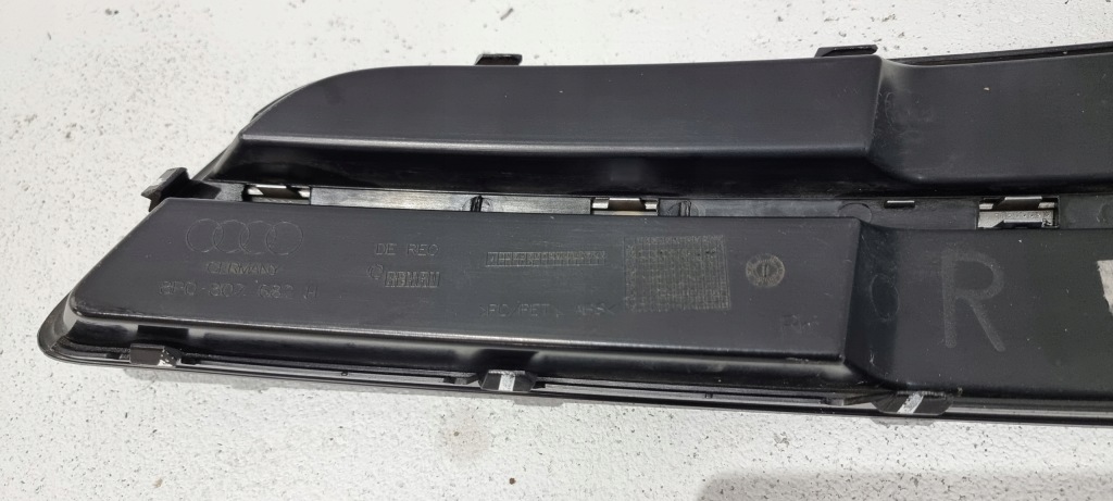 Решётка бампера правый  перед audi a3 8p0 рестайлинг  08-12 Доставка