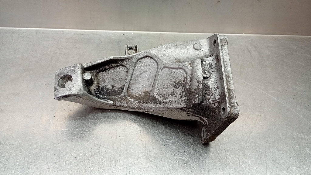 Купити Кронштейн двигуна 6754185 bmw e40 2.0d m47