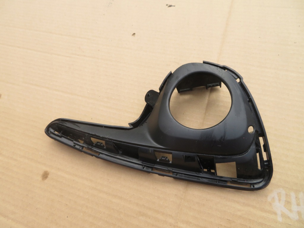 фото №1, Toyota yaris iii решётка бампера правая