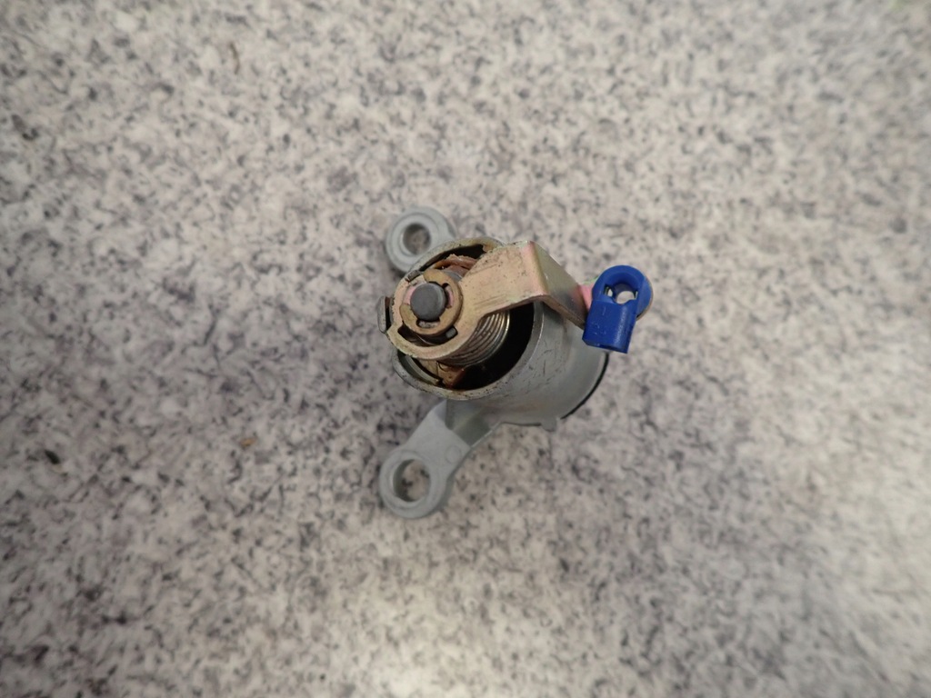 фото №4, Mitsubishi colt cc cabrio 04- цилиндр замка вкладка крышки багажника