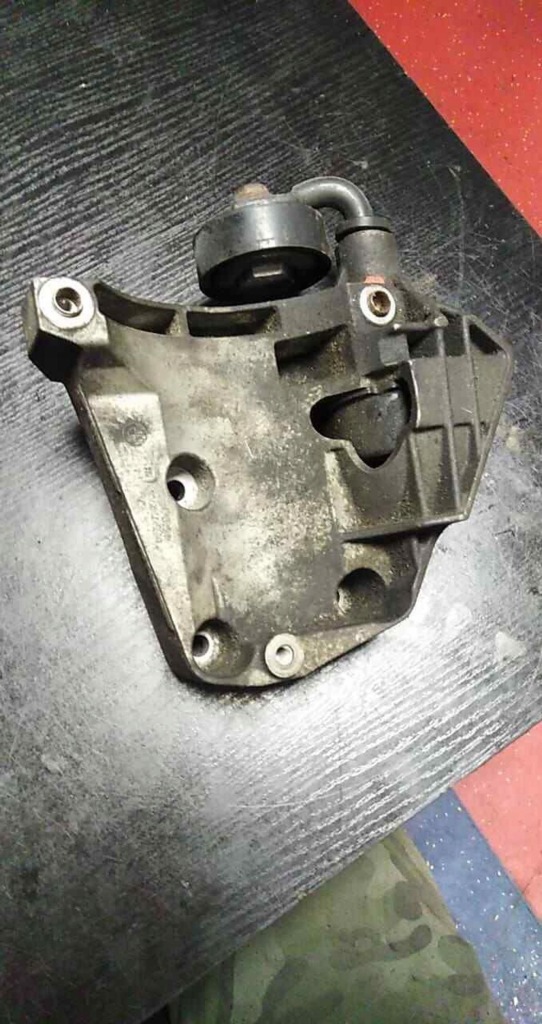 Купити Кронштейн генератора bmw 5 e60 e61 7786708