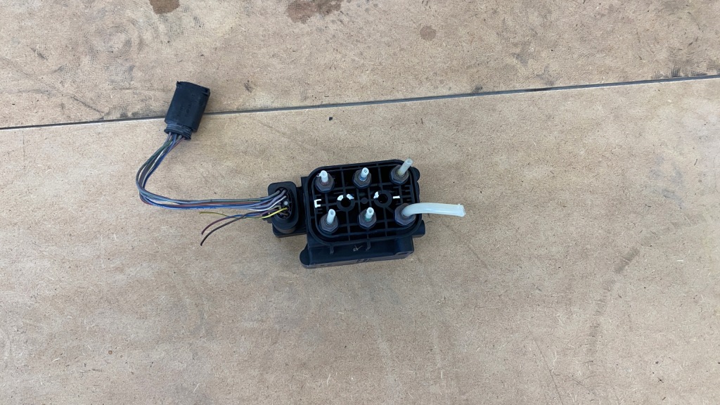 Купити Розподільник airmatic mercedes cl w216 e w212 cls w218 s w221 2123200358