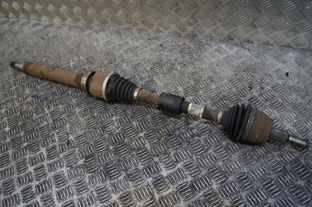 Привідний вал права 1.6 focus mk3 рестайлінг  av61-3b436-ag в Україні