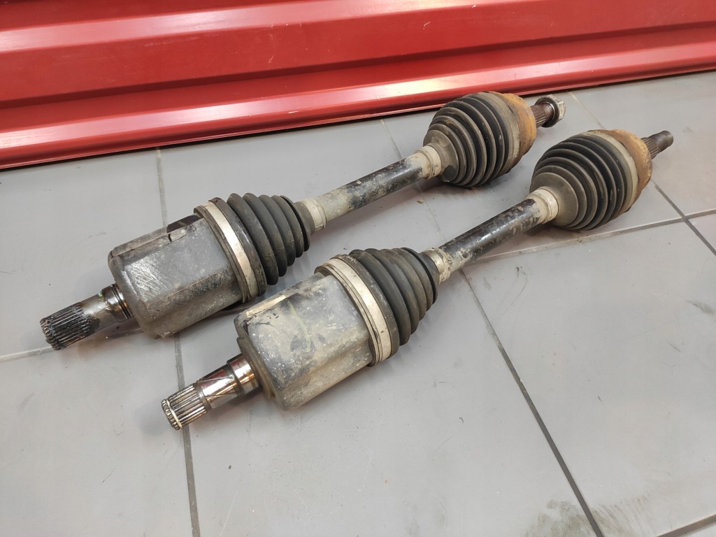 фото №1, Jeep cherokee kl 2.0 crd 13-18 приводной вал правый перед шарнир целая 52123760ab