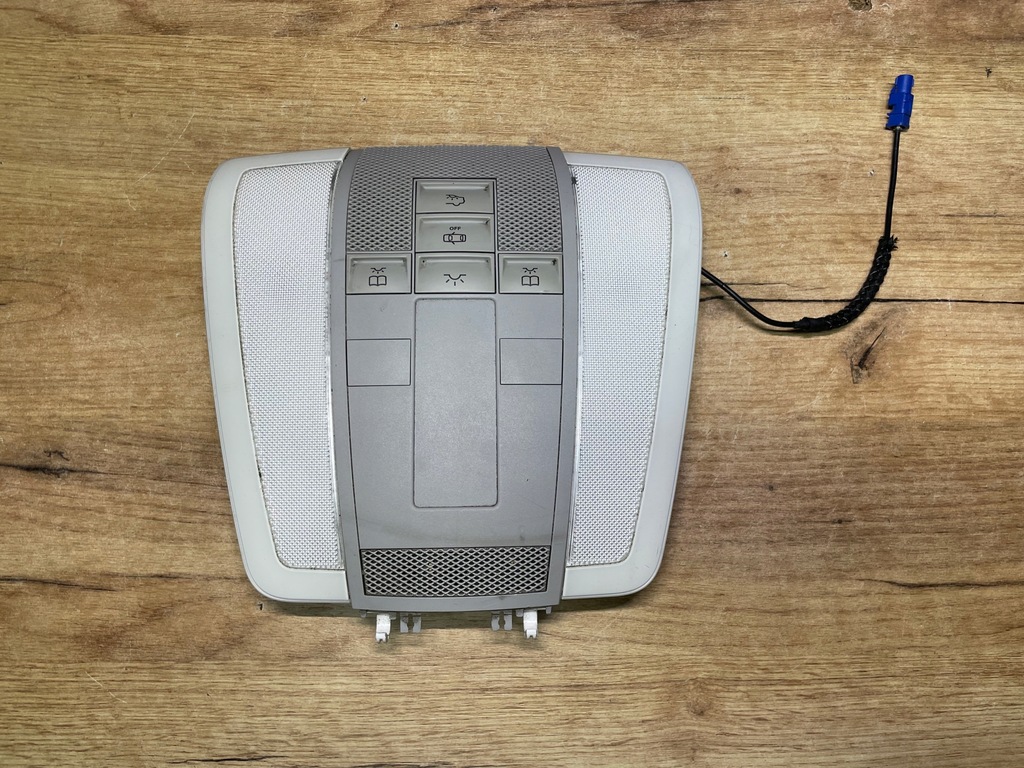 фото №1, Mercedes w204 лампа внутренняя освещение кабины a2048202001